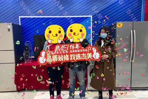 業(yè)主說(shuō)在后期的顏色搭配中，還需要我們多多思考和配合，顏色的整體考慮以及在裝修中的細(xì)節(jié)考慮！那我們杰美裝飾想在這里說(shuō)對(duì)于后期中每一個(gè)小問(wèn)題，我們都將匯報(bào)給業(yè)主的。我們現(xiàn)在看到整體的效果，非常喜歡，我和我先生喜歡這樣的簡(jiǎn)約要素，非常好，線條的美...